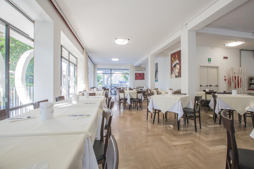 ריצ'יונה Hotel Hollywood מראה חיצוני תמונה