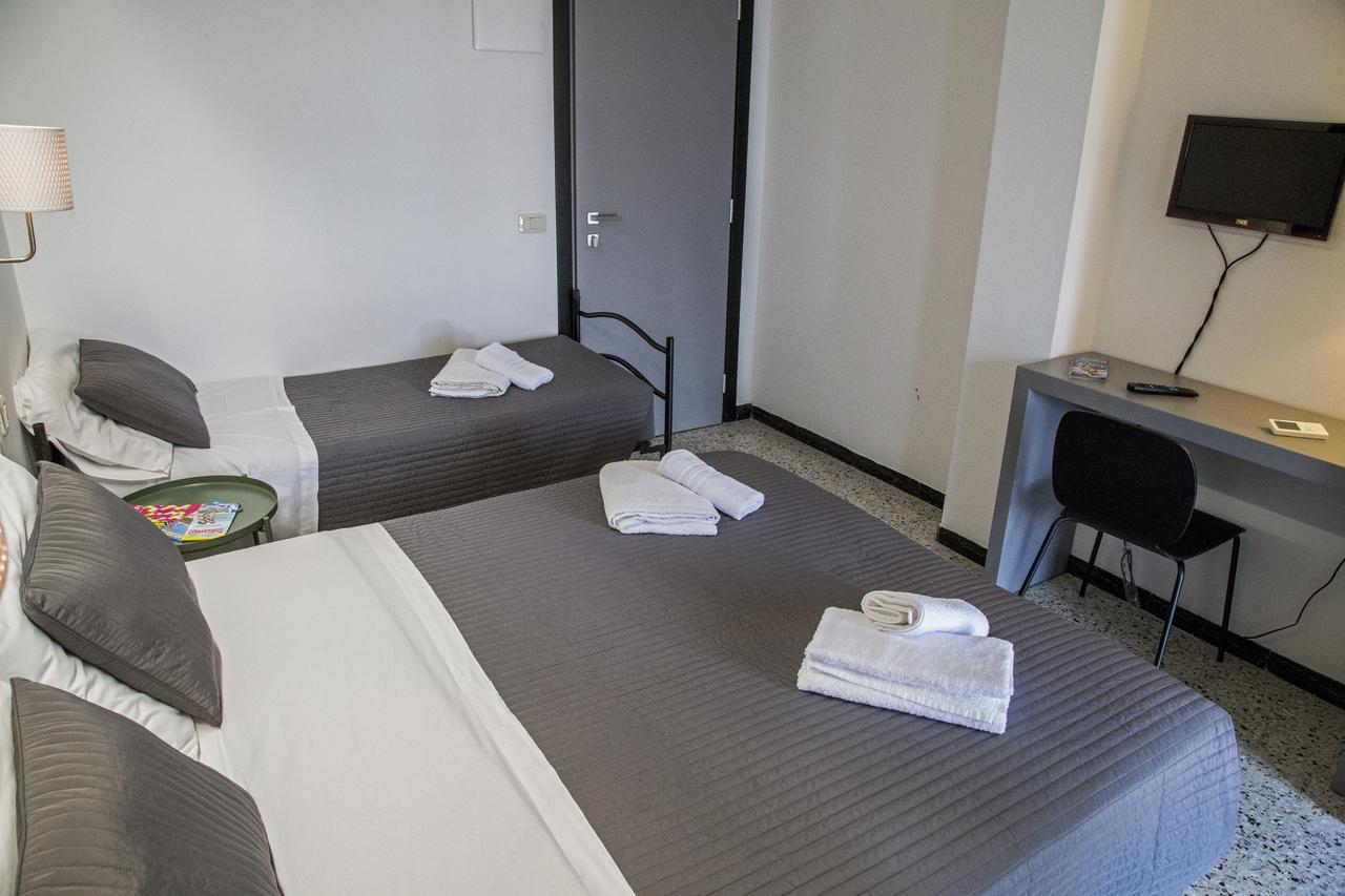 ריצ'יונה Hotel Hollywood מראה חיצוני תמונה